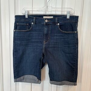 Levi’s Classic Bermuda Shorts Size‎ 32